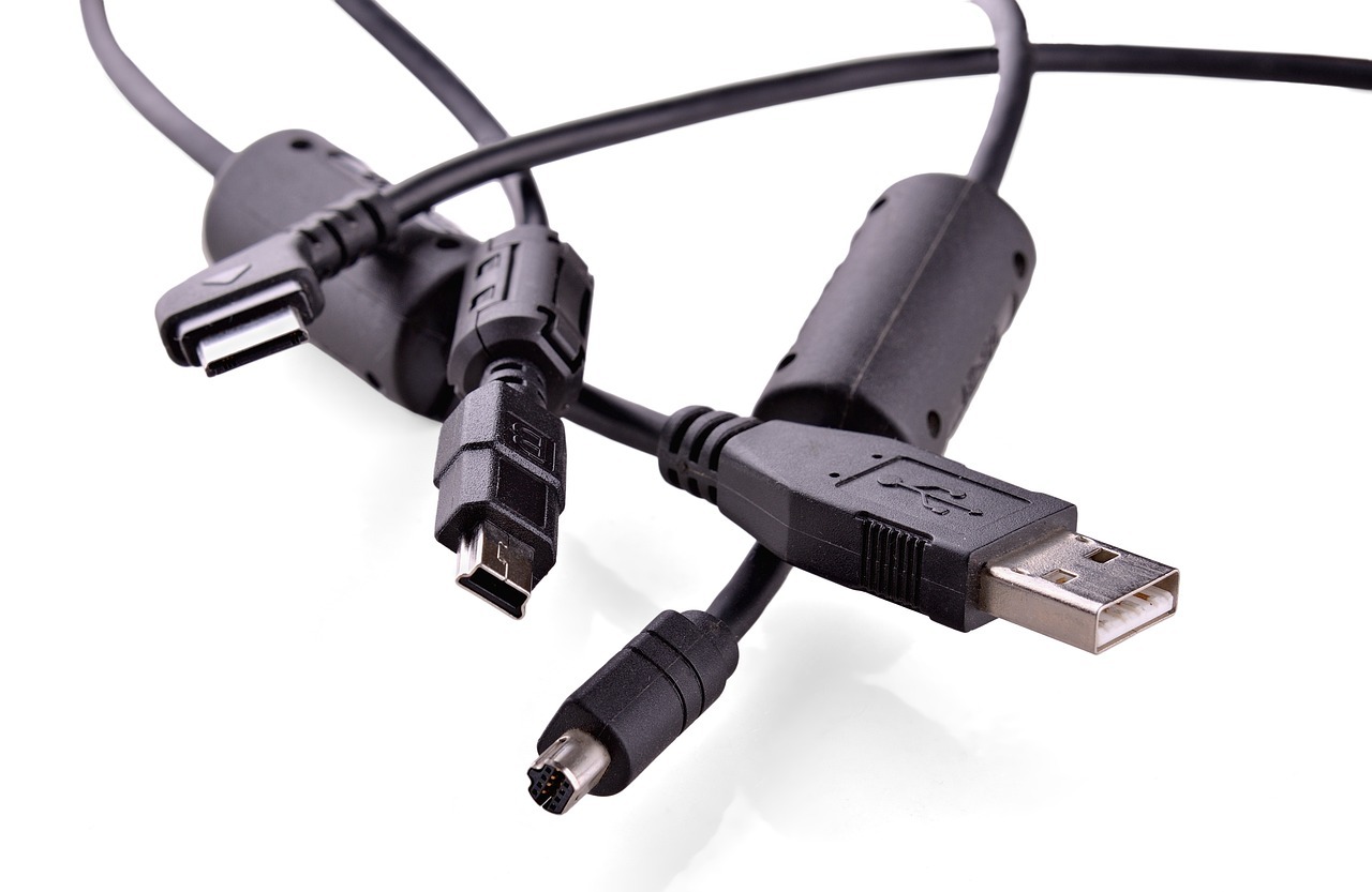 Ineinander verknotete USB-Kabel