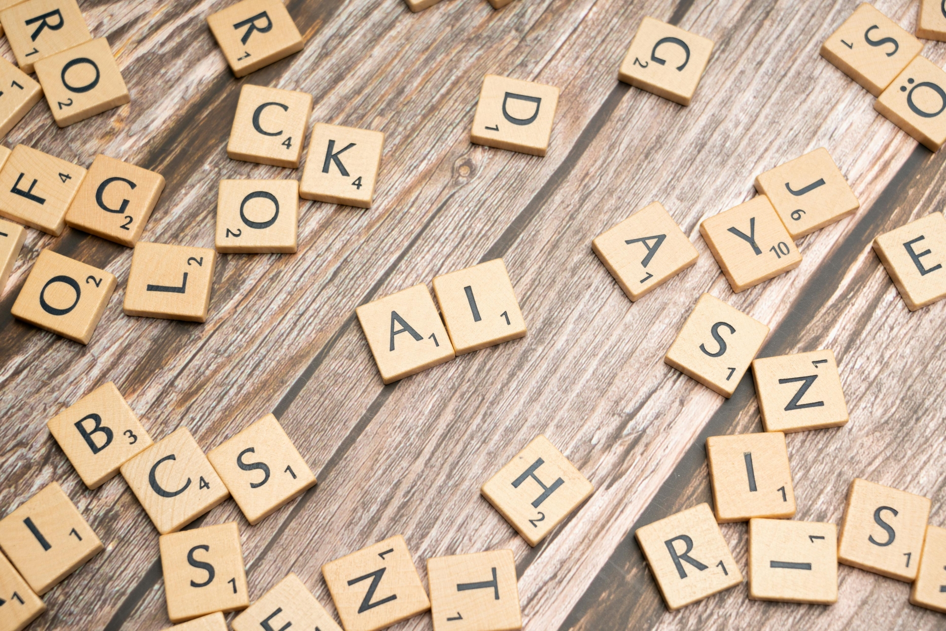 Scrabble Spielsteine bilden das Wort AI