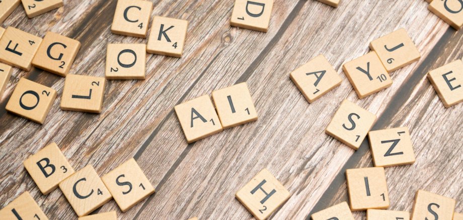 Scrabble Spielsteine bilden das Wort AI